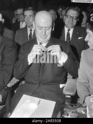 Cerimonia di premiazione Premio Albert Schweitzer, prof. Dr. A.M.A. de Waelkens Data: 15 gennaio 1966 Parole Chiave: Cerimonie di premiazione Nome personale: Waelhens, Alphonse de Foto Stock