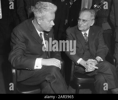 Jubileumcongestres NVV, Roemers (a sinistra) e Dr. Drees Data: 30 marzo 1966 Nome personale: Drees, W., Roemers, Dirk Institutionname: NVV Foto Stock