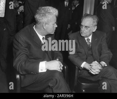 Jubileumcongestres NVV, Roemers (a sinistra) e Dr. Drees Data: 30 marzo 1966 Nome personale: Drees, W., Roemers, Dirk Institutionname: NVV Foto Stock