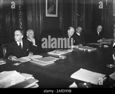 Riunione del gabinetto olandese con la Commissione generale. Vlnr. P. Sanders (segretario) membri della Commissione Generale, F. De Boer, W. Schermerhorn, M.J.M. van Poll e Ministro delle Finanze P. Lieftinck Data: 28 novembre 1946 luogo: L'Aia, Zuid-Holland Parole Chiave: Commissioni, gabinetti, riunioni Nome personale: Boer F. De, Lieftinck, P., poll , Max van, Sanders P., Schermerhorn, Willem Foto Stock