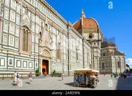 Un negozio di souvenir all'esterno del Duomo di Firenze o della Cattedrale di Santa Maria del Fiore in Piazza del Duomo nella regione toscana di Firenze