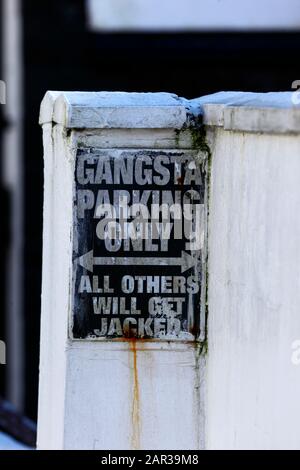 Gangsta Parcheggio solo segno nel villaggio di Nant y Moel in alta Ogmore Valley, Mid Glamorgan, Galles del Sud, Regno Unito Foto Stock