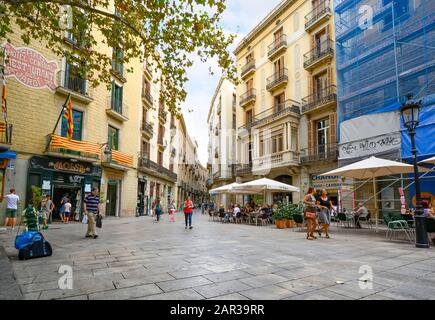 Lavoratori, catalani locali e turisti si riuniscono al di fuori dei negozi e mercati in un giorno feriale di prima mattina nel quartiere gotico di Barcellona Spagna Foto Stock