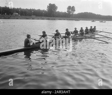 European Women's Rowing Championships 1966 al Bosbaan di Amsterdam Dutch Eight with steering woman durante l'inizio Data: 28 Agosto 1966 Località: Amsterdam, Noord-Holland Parole Chiave: Canottaggio, sport, eventi sportivi Foto Stock
