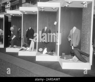 Fiera della moda maschile al RAI di Amsterdam Showcase con mannequins Data: 5 settembre 1966 Località: Amsterdam, Noord-Holland Parole Chiave: Sfilate di moda, mostre Foto Stock