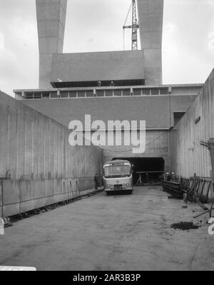 Lavori durante la costruzione del tunnel IJ ad Amsterdam per la prima volta due autobus con rappresentanti della stampa della parte settentrionale del tunnel IJ Data: 4 ottobre 1966 Località: Amsterdam, Noord-Holland Parole Chiave: Attività di costruzione, autobus, gallerie, costruzione di strade Foto Stock