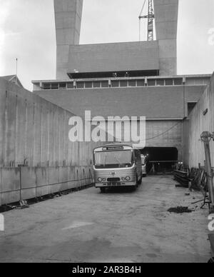 Lavori durante la costruzione del tunnel IJ ad Amsterdam per la prima volta due autobus con rappresentanti della stampa della parte settentrionale del tunnel IJ Data: 4 ottobre 1966 Località: Amsterdam, Noord-Holland Parole Chiave: Attività di costruzione, autobus, gallerie, costruzione stradale Nome dell'istituto: IJ-tunnel Foto Stock