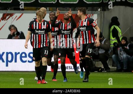 Francoforte, Germania. 25th Gen 2020. Almamy Toure (3rd R) di Francoforte festeggia dopo aver segnato una partita tedesca della Bundesliga tra Eintracht Francoforte e RB Lipsia a Francoforte, Germania, 25 gennaio 2020. Credito: Joachim Bywaletz/Xinhua/Alamy Live News Foto Stock