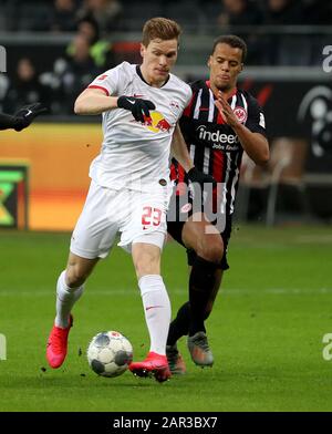 Francoforte, Germania. 25th Gen 2020. Marcel Halstenberg (L) di Lipsia vies con Timothy Chandler di Francoforte durante una partita tedesca della Bundesliga tra Eintracht Francoforte e RB Lipsia a Francoforte, Germania, 25 gennaio 2020. Credito: Joachim Bywaletz/Xinhua/Alamy Live News Foto Stock