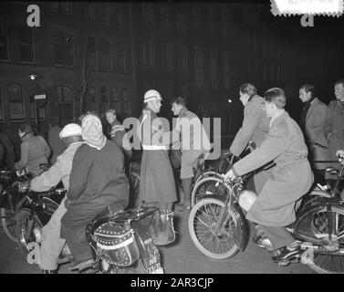 Serata commemorativa in Piazza Dam ad Amsterdam, dopo la rivolta ungherese. Marechaussee in azione Data: 5 novembre 1956 Località: Amsterdam, Ungheria Parole Chiave: Dimostrazioni, ciclisti, commemorazioni, militari Foto Stock