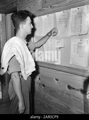 Royal Netherlands Scuola Militare Di Volo A Jackson, Mississippi. I piloti DELLA ML-KNIL, comandati Dal generale Maggiore L.H. van Oyen, fuggiti dalle Indie Orientali Olandesi, sono addestrati a Fort Jackson, Mississippi. Uno studente guarda il programma del giorno Data: 16 giugno 1942 Località: Mississippi Parole Chiave: Piloti, campi di addestramento, seconda guerra mondiale Foto Stock