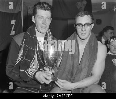Gare nazionali di nuoto per la diga Triebels e Obeltbeker al Heiligeweg di Amsterdam. Bert Sitters (a destra), Rein Kraay Annotation: La coppa prende il nome da 'wimmother' J.E. Triebels-Koens (1865-1955). Ha lavorato per insegnare alle persone come nuotare in un momento in cui non era consuetudine Data: 10 febbraio 1963 Località: Amsterdam, Noord-Holland Parole Chiave: Competizioni, nuoto Nome Persona: Kraay, Rein, Sitters, Bert Foto Stock