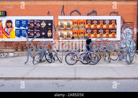 Portabiciclette in Augusta Avenue, Toronto Kensington Market, Daily Life, Toronto, Ontario, Canada Foto Stock