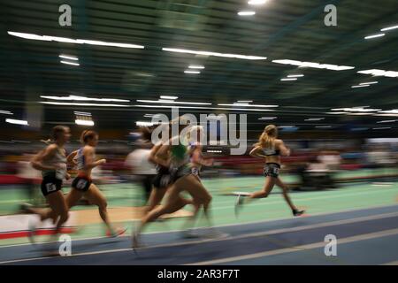 Cardiff, Regno Unito. 25th Gen 2020. Azione da parte delle donne senior 1500m gara. Campionati di atletica leggera interna gallese 2020 presso il National Indoor Athletics Centre di Cardiff, Galles del Sud, sabato 25th gennaio 2020. Questa immagine può essere utilizzata solo per scopi editoriali. Solo uso editoriale. PIC di Andrew Orchard/Andrew Orchard sport fotografia/Alamy Live News Credit: Andrew Orchard sport fotografia/Alamy Live News Foto Stock