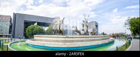 Monterrey, Nuevo Leon, Messico - 21 novembre 2019: La gente che gode la giornata alla fontana del Nettuno, nel Macroplaza Foto Stock