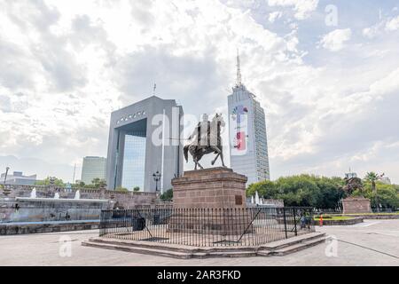 Monterrey, Nuevo Leon, Messico - 21 novembre 2019: La scultura di Mariano Escobedo contro lo skyline di Monterrey Foto Stock