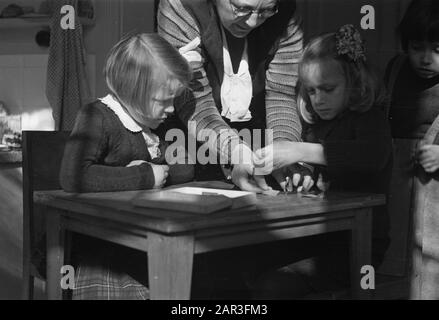 Principessa Irene a scuola Data: 4 marzo 1946 Parole Chiave: Nome Della Persona della scuola: Irene, principessa Foto Stock