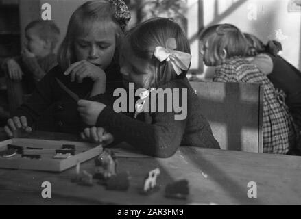 Principessa Irene a scuola Data: 4 marzo 1946 Parole Chiave: Nome Della Persona della scuola: Irene, principessa Foto Stock