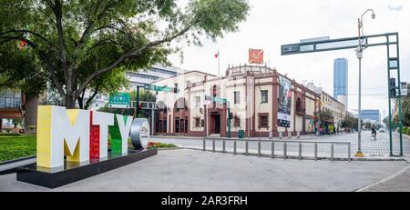 Monterrey, Nuevo Leon, Messico - 21 novembre 2019: Il segno di Monterrey al macroplaza da via Melchor Ocampo Foto Stock