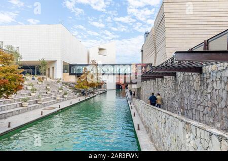 Monterrey, Nuevo Leon, Messico - 21 novembre 2019: il lungofiume di Santa Lucia, con la storia messicana e i musei di Noreste Foto Stock