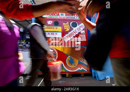 La Paz, Bolivia. 22nd Gen 2020. 'Automatico' futuro e lettore horoscop in Bolivia Alausitas prosperità festival a la Paz. Là, la gente compra che cosa vorrebbero avere durante l'anno o da esso per la gente, come in un 'mercato di desiderio '. Tutto è basato generalmente sulle mniature delle cose che la gente desidera. Il più comon è quello di acquistare denaro falso, come American Dolards, pesos Bolivianos o anche euro. Credit: Christian Lombardi/Zuma Wire/Alamy Live News Foto Stock
