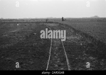 Suddivisione Spoordonk. Data di scavo: Ottobre 1951 Località: Noord-Brabant, Spoordonk Parole Chiave: Giardinaggio, subacquei, scavo e smorzamento fossati, posa fognatura, normalizzazione dei flussi, appezzamenti di terra Foto Stock