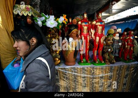 La Paz, Bolivia. 22nd Gen 2020. Strani decorazioni durante la Bolivia Alausitas festa della prosperità a la Paz . Là, la gente compra che cosa vorrebbero avere durante l'anno o da esso per la gente, come in un 'mercato di desiderio '. Tutto è basato generalmente sulle mniature delle cose che la gente desidera. Il più comon è quello di acquistare denaro falso, come American Dolards, pesos Bolivianos o anche euro. Credit: Christian Lombardi/Zuma Wire/Alamy Live News Foto Stock
