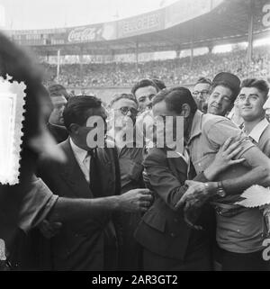 Tour De France 1952 Termina Parigi. Fausto Coppi, leader nel General GC è abbracciato da una donna bionda Data: 19 luglio 1952 Località: Francia, Parigi Parole Chiave: Sport, ciclismo Nome personale: Coppi, Fausto Nome istituzione: Tour de France Foto Stock