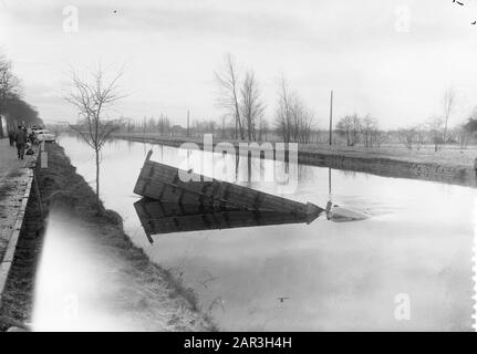 Grave incidente automobilistico al Smilde a Drenthe, camion in acqua in background distrutto autovetture Data: 11 gennaio 1961 Località: Drenthe, Smilde Parole Chiave: Incidenti automobilistici Foto Stock