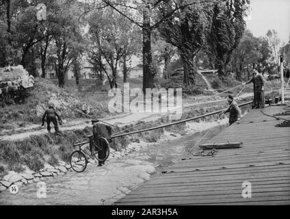Gloria olandese sulla navigazione Reno, rapporto sulla vita e lavoro a bordo di una nave Reno. Loods pende con la sua bicicletta sopra il Reno sul boom oscillante del Damco 230 Data: 1 aprile 1955 posizione: Germania, Kehl, Germania occidentale Parole Chiave: Chiatte, biciclette, pilotaggio, fiumi, skipper Foto Stock