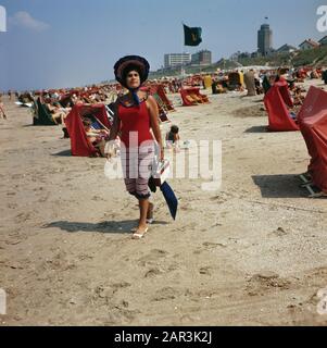 Donne, spiagge Data: Parole Chiave dense: Spiagge, donne Foto Stock