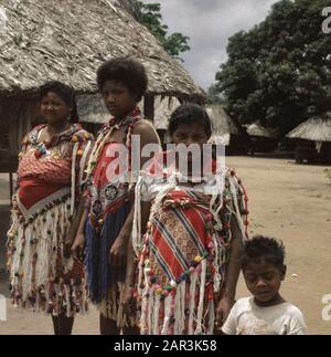 Suriname (immagini di strada, industria, politica, persone, ecc. popolazione: Sandcreoles foresta in villaggio Data: 1975 luogo: Suriname Parole Chiave: Popolazione Foto Stock