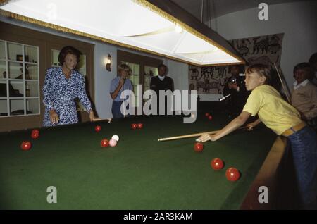 Fotoessione Royal Family a Huis ten Bosch; Royal Family al biliardo Data: 17 agosto 1982 Parole Chiave: BILJARTEN, Royal family Institution name: Huis Ten Bosch Foto Stock