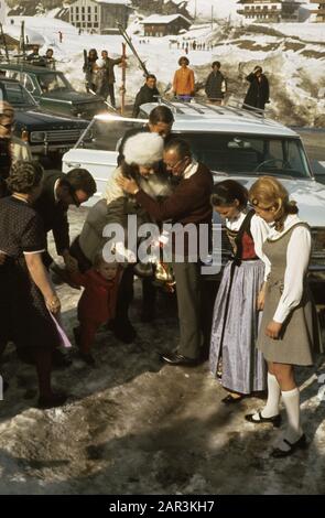 Famiglia reale a Lech per la vacanza invernale annuale il Principe Bernhard accoglie la Principessa Beatrix. Principe Willem-Alexander Data: 8 marzo 1969 luogo: Lech, Austria Parole Chiave: Famiglia reale, monarchia, vacanza, sport invernali Nome personale: Beatrix (principessa olandese), Bernhard (principe olandese), Claus (principe olandese), Willem-Alexander (principe olandese) Foto Stock