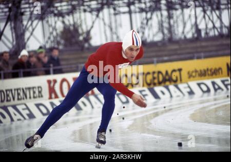 Gare di pattinaggio sul ghiaccio per la IJsselCup a Deventer. Jan Bols in azione. Data: 23 novembre 1968 luogo: Deventer Parole Chiave: Skating, nome Della Persona sportiva: Bols Jan, IJsselCup Foto Stock