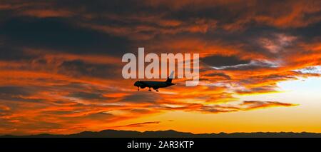 Atterraggio Aereo Durante Il Tramonto In Colorado Foto Stock