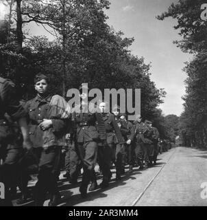 Capitolazione: Armi di spedizione Soest da parte dei tedeschi. Soldati tedeschi in viaggio verso il deposito di armi a Soest Data: 10 maggio 1945 luogo: Soest, Utrecht (provincia) Parole Chiave: Militare, armi Foto Stock