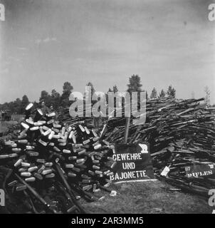 Capitolazione: Armi di spedizione Soest da parte dei tedeschi. Grandi quantità di mauserguns tedeschi sono raccolti su mucchi nel deposito di armi a Soest Data: 10 maggio 1945 luogo: Soest, Utrecht (provincia) Parole Chiave: Armi Foto Stock