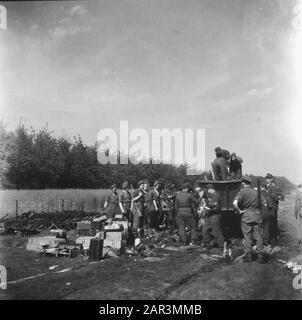 Capitolazione: Armi di spedizione Soest da parte dei tedeschi. Il deposito di armi a Soest, dove i tedeschi devono consegnare le loro armi Data: 10 maggio 1945 luogo: Soest, Utrecht (provincia) Parole Chiave: Militare, armi Foto Stock