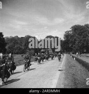Capitolazione: Armi di spedizione Soest da parte dei tedeschi. Armi sulla strada per il deposito di armi a Soest Data: 10 maggio 1945 luogo: Soest, Utrecht (provincia) Foto Stock