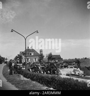 Capitolazione: Armi di spedizione Soest da parte dei tedeschi. Vicino a Duivendrecht ad Amsterdam i tedeschi lavorarono sodo per ripulire le loro armi Data: 10 Maggio 1945 luogo: Duivendrecht Parole Chiave: Armi Foto Stock