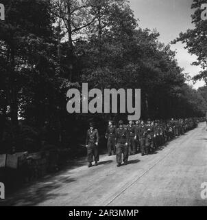 Capitolazione: Armi di spedizione Soest da parte dei tedeschi. Soldati tedeschi in viaggio verso il deposito di armi a Soest Data: 10 maggio 1945 luogo: Soest, Utrecht, Utrecht (provincia) Parole Chiave: Militare, armi Foto Stock
