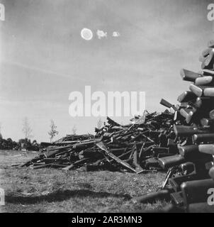 Capitolazione: Armi di spedizione Soest da parte dei tedeschi. Grandi quantità di mauserguns tedeschi sono raccolti su mucchi nel deposito di armi a Soest Data: 10 maggio 1945 luogo: Soest, Utrecht (provincia) Parole Chiave: Armi Foto Stock