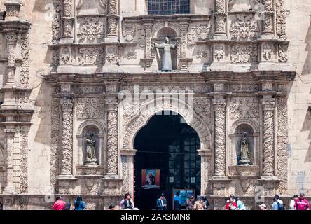 Il Punto Di Riferimento Iglesia De San Francisco Su Plaza San Francisco, La Paz, Bolivia Foto Stock