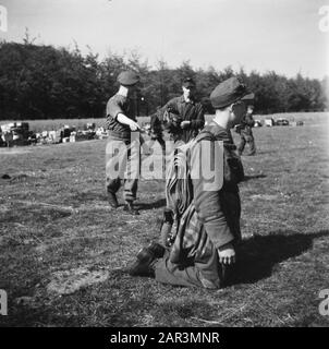 Capitolazione: Armi di spedizione Soest da parte dei tedeschi. Il deposito di armi a Soest, dove i tedeschi devono consegnare le loro armi Data: 10 maggio 1945 luogo: Soest, Utrecht (provincia) Parole Chiave: Militare, armi Foto Stock