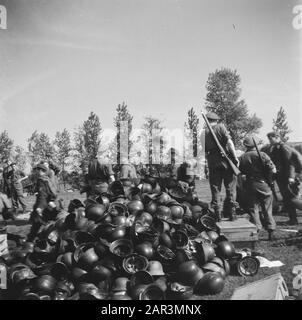 Capitolazione: Armi di spedizione Soest da parte dei tedeschi. Il deposito di armi a Soest, dove i tedeschi devono consegnare le loro armi. Un casco di montagna Data: 10 maggio 1945 luogo: Soest Parole Chiave: Caschi, militari, armi Foto Stock
