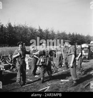 Capitolazione: Armi di spedizione Soest da parte dei tedeschi. Il deposito di armi a Soest, dove i tedeschi devono consegnare le loro armi Data: 10 maggio 1945 luogo: Soest, Utrecht (provincia) Parole Chiave: Militare, armi Foto Stock