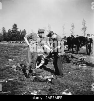 Capitolazione: Armi di spedizione Soest da parte dei tedeschi. I soldati britannici della divisione Polar Bear disarmano più di 10.000 soldati tedeschi nel comune di Soest. Tutto è stato cercato a fondo per armi e munizioni. Data: 10 maggio 1945 luogo: Soest, Utrecht (provincia) Parole Chiave: Militare, armi Foto Stock
