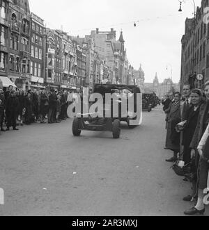 Army: Princess Irene Brigade Amsterdam Parade Of The Princess Irene Brigade In Amsterdam Annotation: Damrak, Direction Central Station Date: May 1945 Location: Amsterdam, Noord-Holland Keywords: Army, World War Ii Personal Name: Irenebrigade Foto Stock