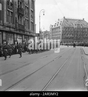 Esercito: Principessa Irene Brigade Amsterdam Parade della principessa Irene Brigade ad Amsterdam Annotazione: Damrak con vista sulla diga Data: Maggio 1945 luogo: Amsterdam, Noord-Holland Parole Chiave: Esercito, seconda guerra mondiale Nome personale: Irenebrigade Foto Stock